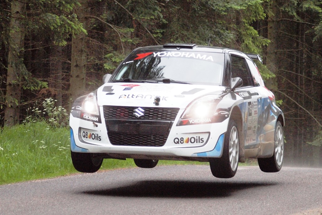 Kenneth Madsen og Henrik Dernoff går til makronerne i deres Suzuki Swift MAXI 2000.
(Foto: Åge Keseler Kirketerp)